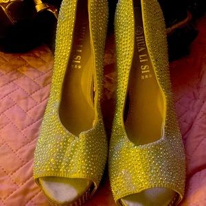 Ladies used high heal shoes size 8